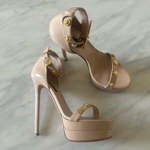 💖 Authentic Versace Icon Medusa Stud Beige Patent Platform Heels 💖